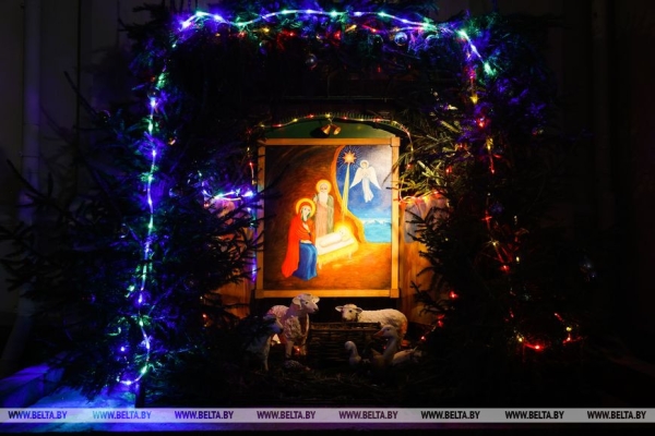 Православные верующие празднуют Рождество Христово Православные верующие празднуют Рождество Христово