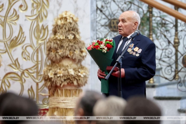 "Родная земля в надежных руках". Лукашенко вручил награды труженикам АПК