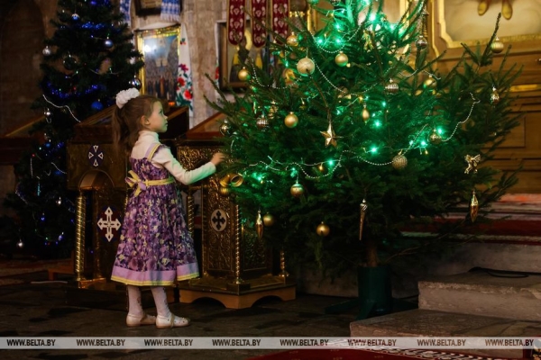 Православные верующие празднуют Рождество Христово Православные верующие празднуют Рождество Христово