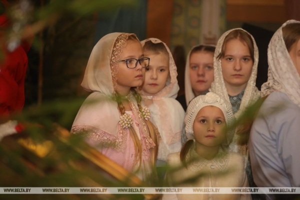 Православные верующие празднуют Рождество Христово Православные верующие празднуют Рождество Христово