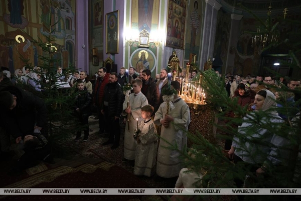 Православные верующие празднуют Рождество Христово Православные верующие празднуют Рождество Христово