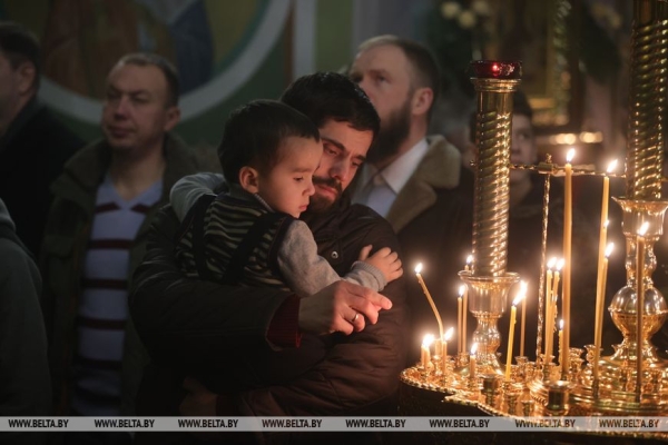 Православные верующие празднуют Рождество Христово Православные верующие празднуют Рождество Христово