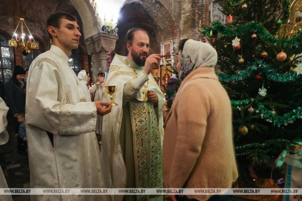 Православные верующие празднуют Рождество Христово Православные верующие празднуют Рождество Христово