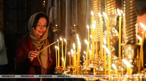 Православные верующие празднуют Рождество Христово Православные верующие празднуют Рождество Христово