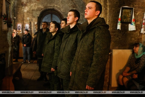 Православные верующие празднуют Рождество Христово Православные верующие празднуют Рождество Христово