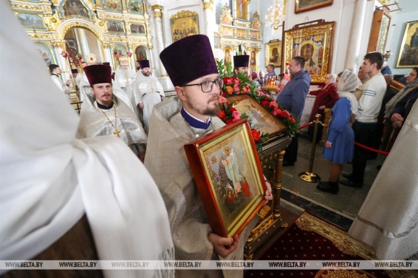 Православные верующие празднуют Пасху